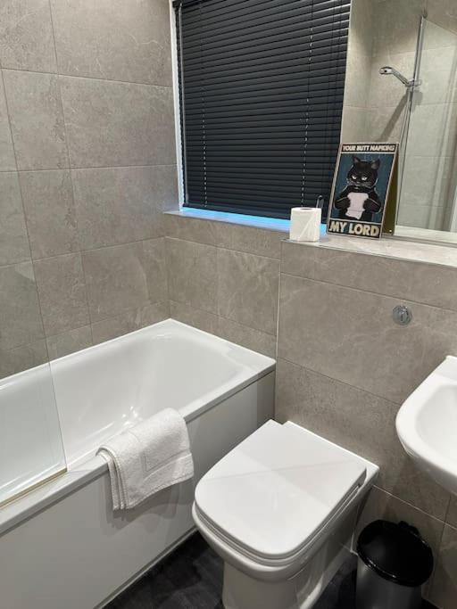 Stunning Flat With Parking Free Near Sutton Station Apartment Cheam Exterior foto