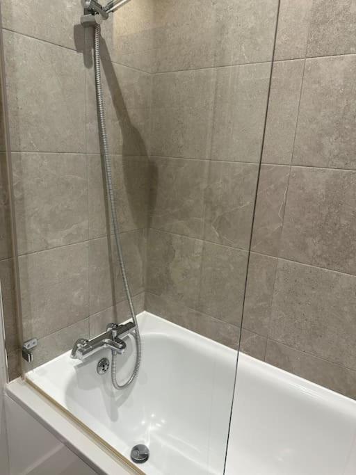 Stunning Flat With Parking Free Near Sutton Station Apartment Cheam Exterior foto